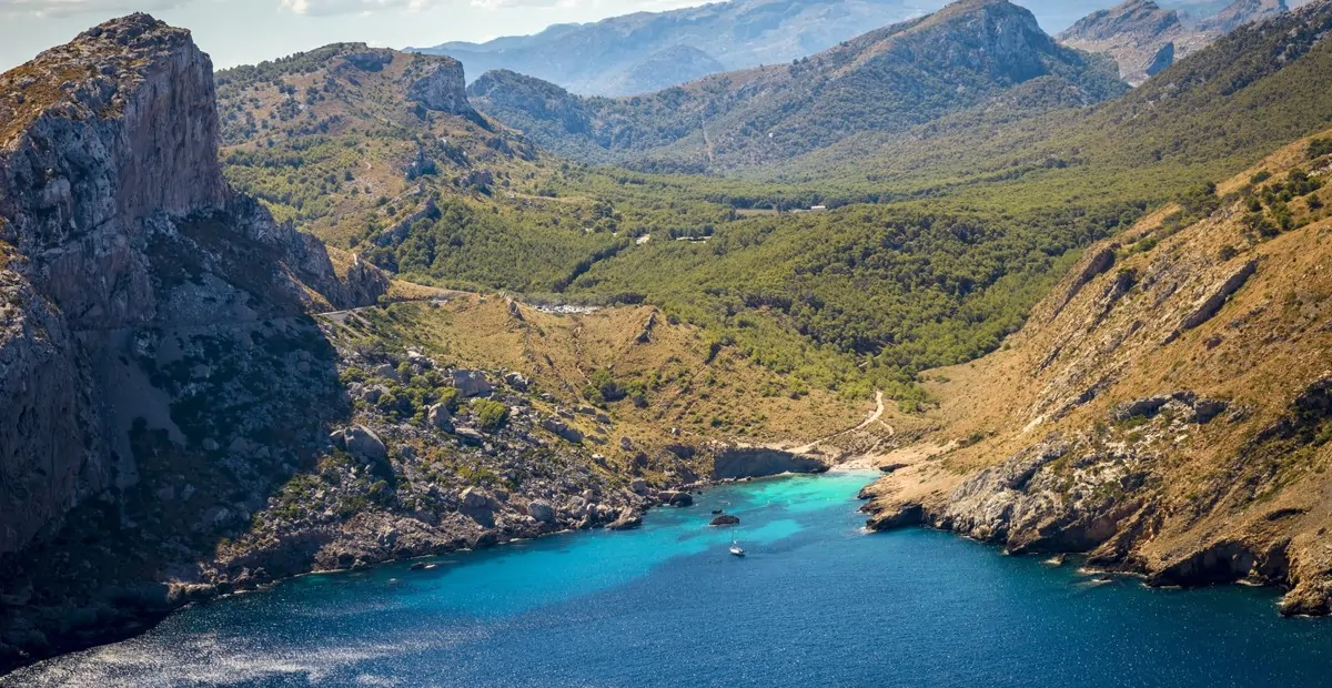 SECRET MARKETING. Exklusive Finca mit Blick auf das Meer und das exklusive Tal von Vall d'Axartell, in der Nähe von Pollensa, in absolut privilegierter und abgeschiedener Lage