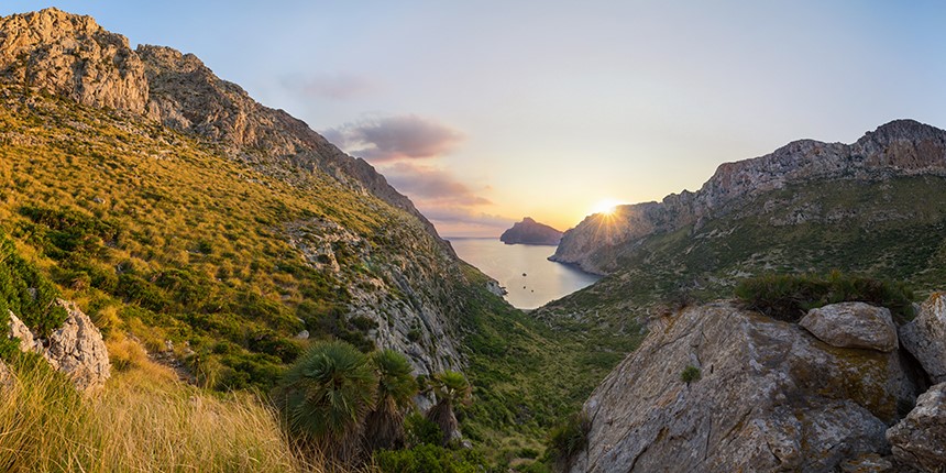 SECRET MARKETING. Exclusive finca with sea views and overlooking the exclusive valley of the Vall d'Axartell, near Pollensa, in an absolutely privileged and secluded location