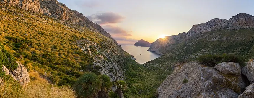 SECRET MARKETING. Exklusive Finca mit Blick auf das Meer und das exklusive Tal von Vall d'Axartell, in der Nähe von Pollensa, in absolut privilegierter und abgeschiedener Lage