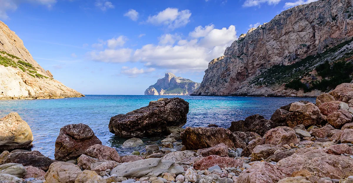 SECRET MARKETING. Exklusive Finca mit Blick auf das Meer und das exklusive Tal von Vall d'Axartell, in der Nähe von Pollensa, in absolut privilegierter und abgeschiedener Lage