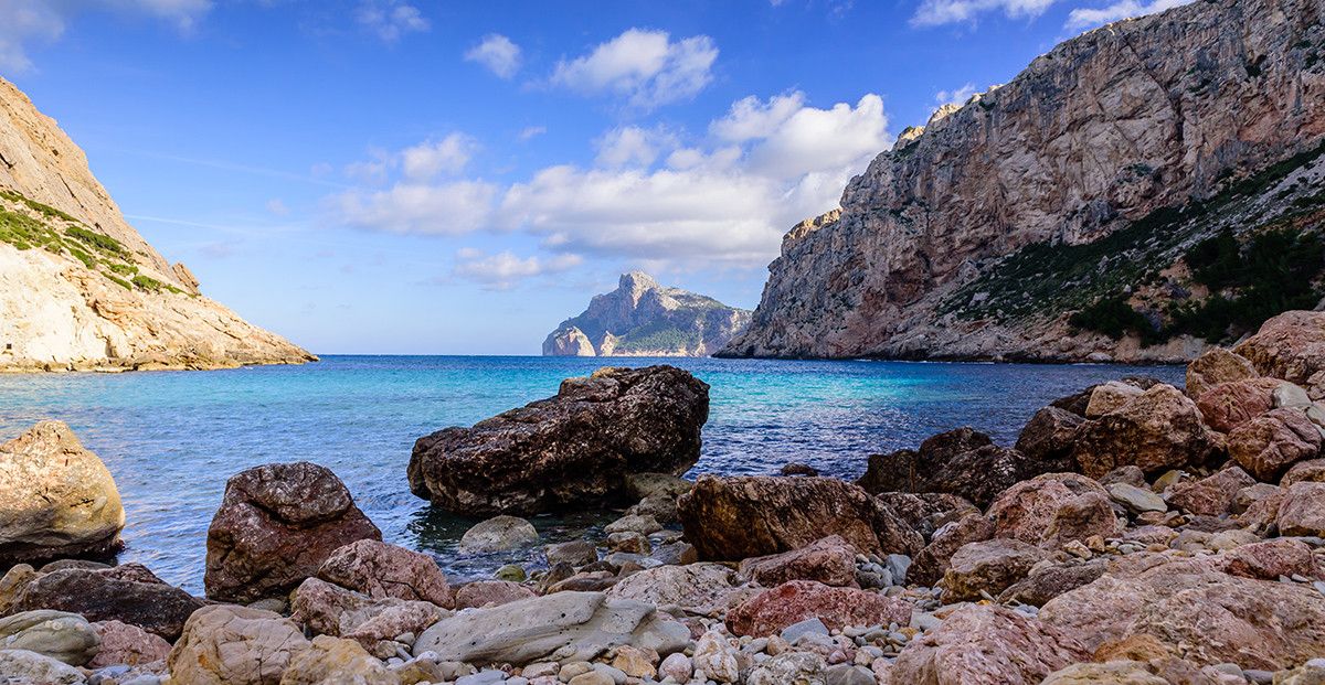SECRET MARKETING. Exklusive Finca mit Blick auf das Meer und das exklusive Tal von Vall d'Axartell, in der Nähe von Pollensa, in absolut privilegierter und abgeschiedener Lage