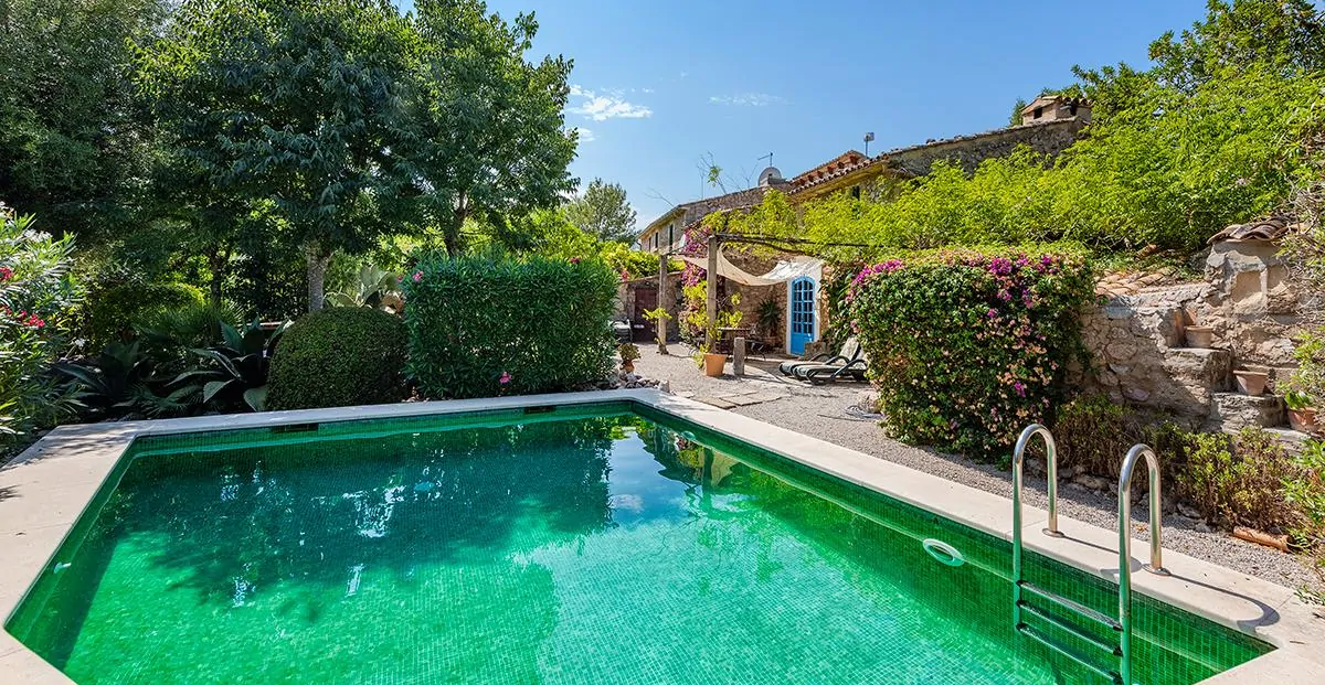 Pool and Exterior (1)