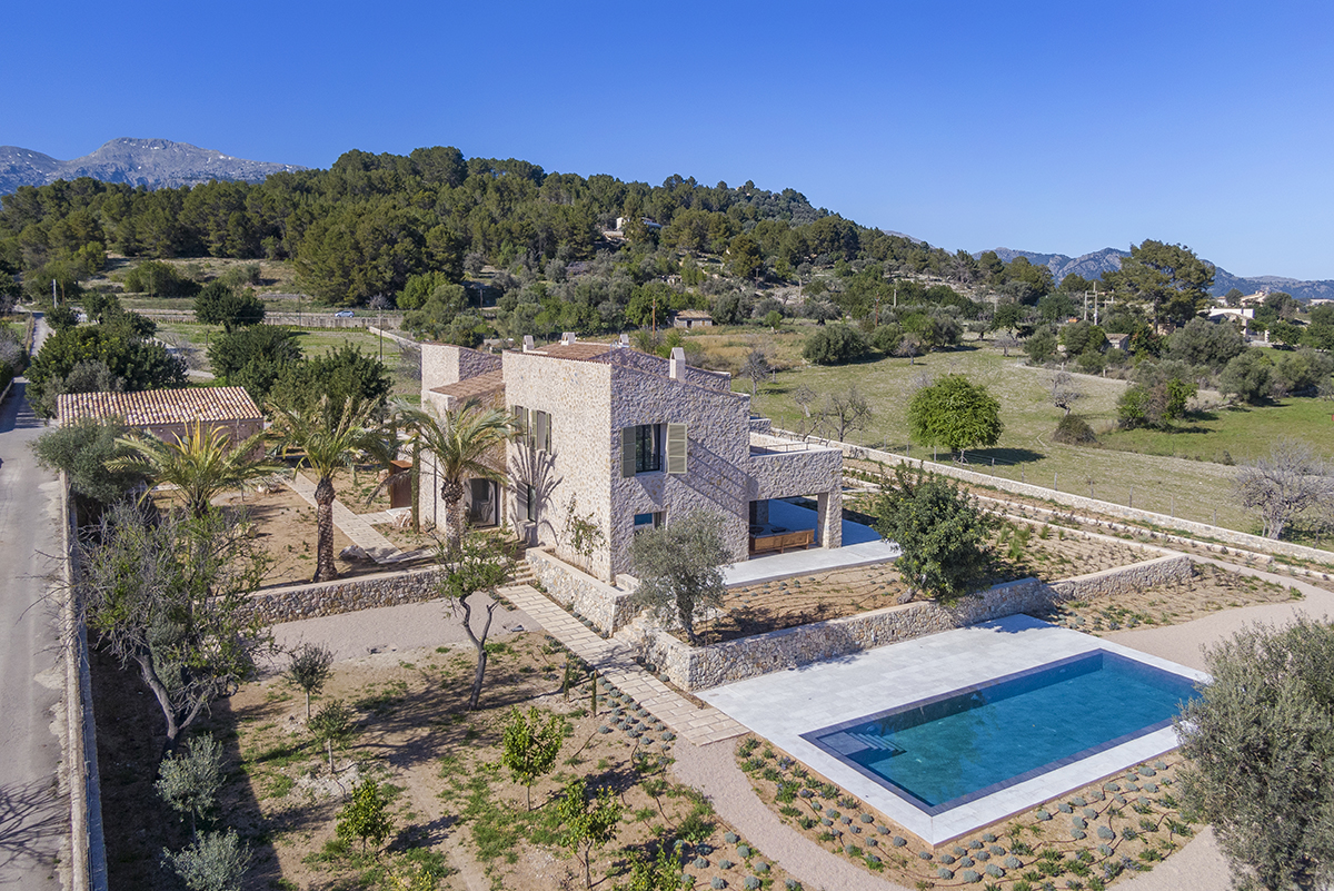 Spectacular-finca-with-large-pool-in-Selva