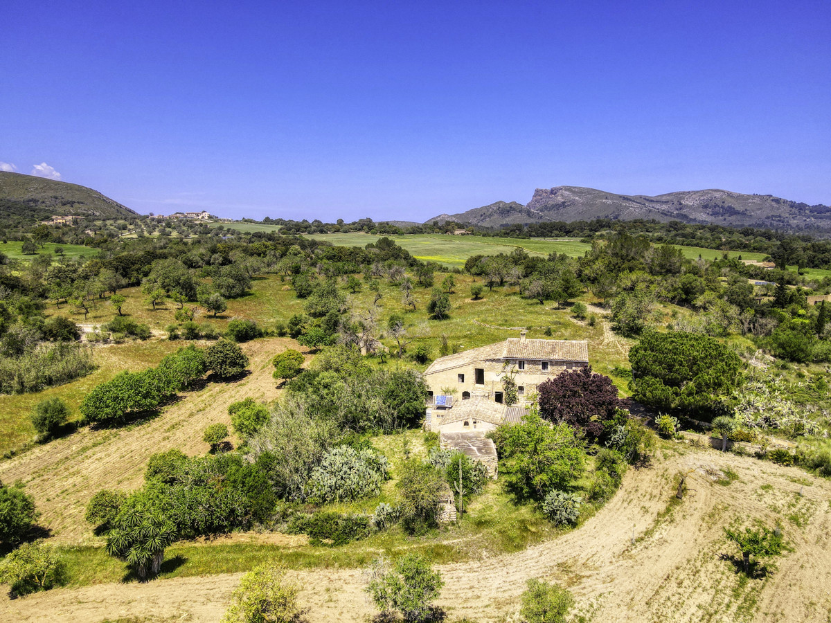Finca-Rústica-auf-einem-großen-Grundstück-zur-Reform-in-Arta