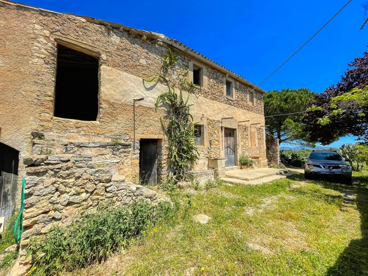 Finca-Rústica-auf-einem-großen-Grundstück-zur-Reform-in-Arta