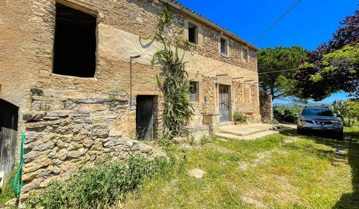 Finca-Rústica-auf-einem-großen-Grundstück-zur-Reform-in-Arta