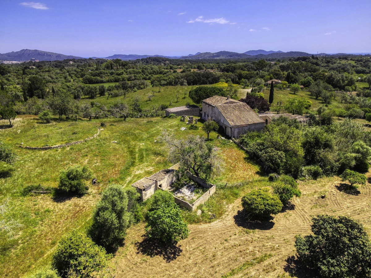 Finca-Rústica-auf-einem-großen-Grundstück-zur-Reform-in-Arta