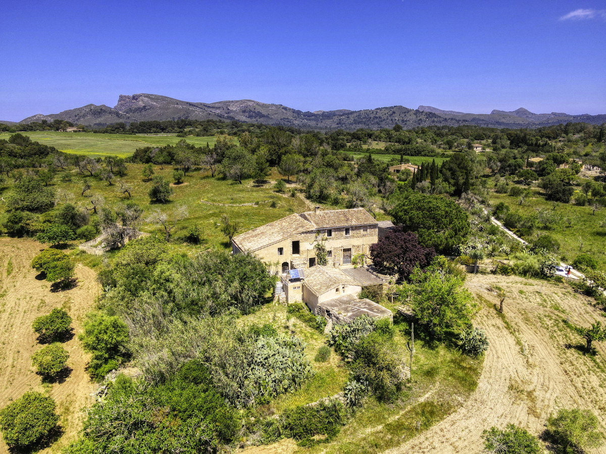 Finca-Rústica-auf-einem-großen-Grundstück-zur-Reform-in-Arta