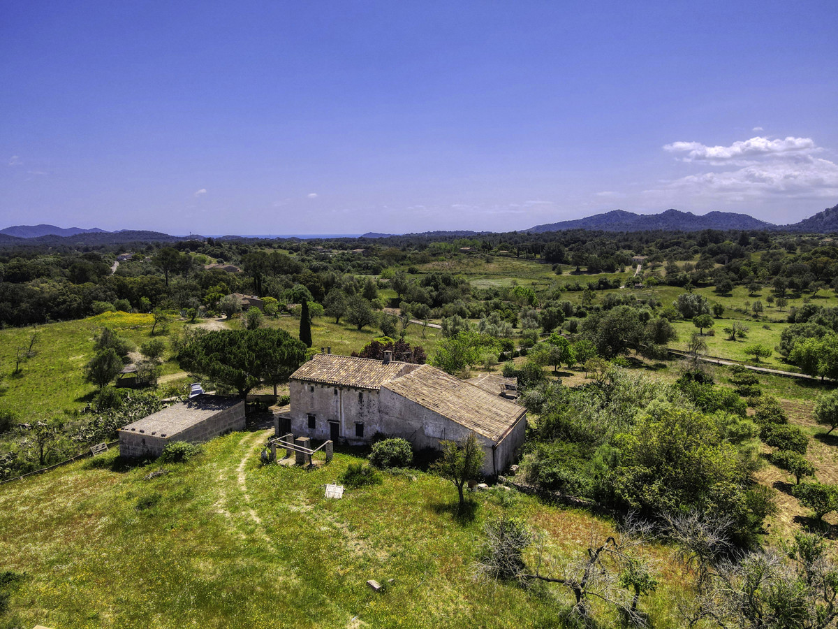 Finca-Rústica-auf-einem-großen-Grundstück-zur-Reform-in-Arta