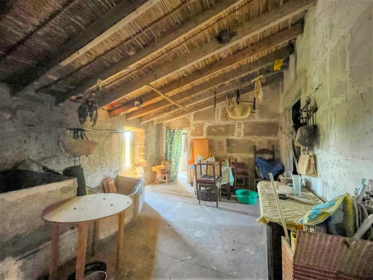 Finca-Rústica-auf-einem-großen-Grundstück-zur-Reform-in-Arta