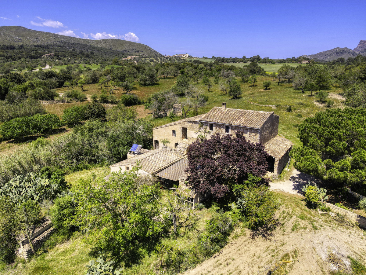 Finca-Rústica-auf-einem-großen-Grundstück-zur-Reform-in-Arta