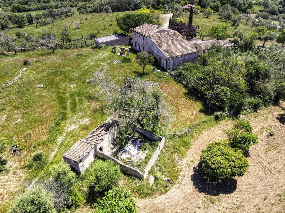 Finca-Rústica-auf-einem-großen-Grundstück-zur-Reform-in-Arta