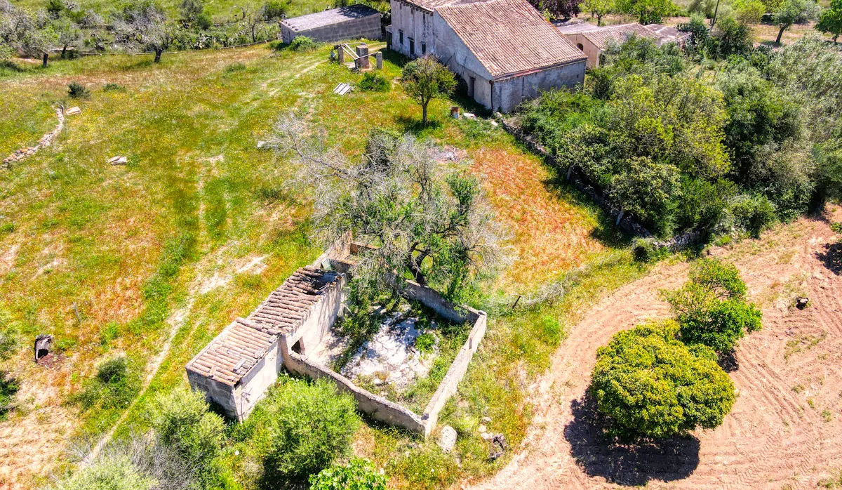 Finca-Rústica-auf-einem-großen-Grundstück-zur-Reform-in-Arta