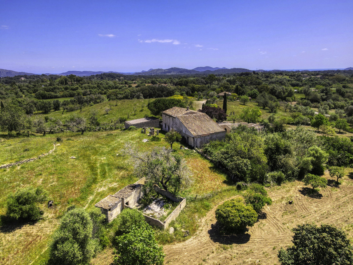 Finca-Rústica-auf-einem-großen-Grundstück-zur-Reform-in-Arta