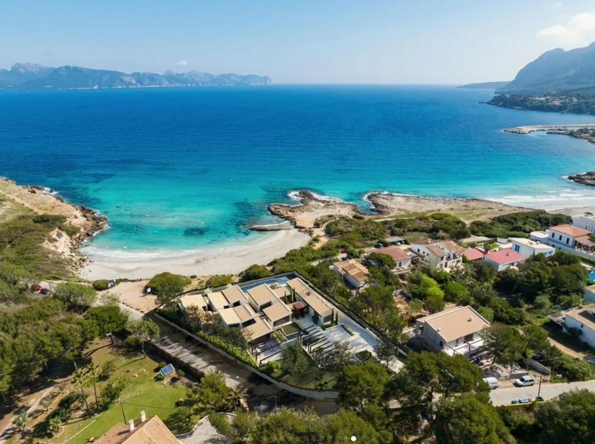 Luxury-sea-front-villa-in-exclusive-area-Mal-Pas-Alcudia