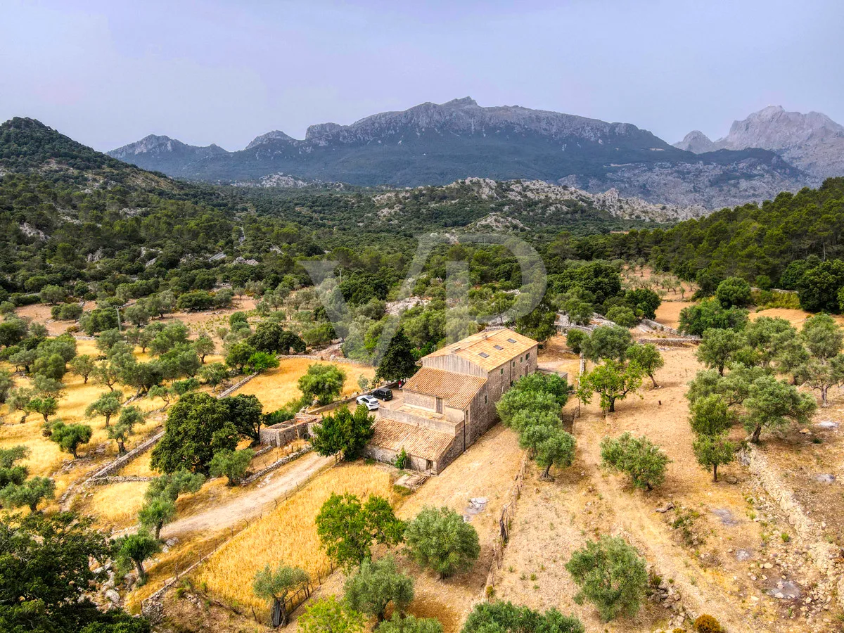 Fantastische historische Finca zum Renovieren auf 80 Hektar in der Serra de Tramuntana in Escorca