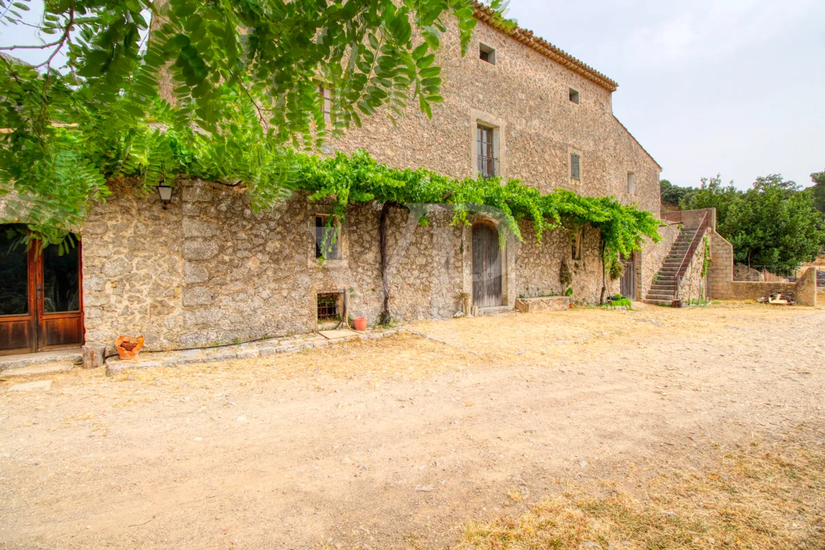 Fantastische historische Finca zum Renovieren auf 80 Hektar in der Serra de Tramuntana in Escorca
