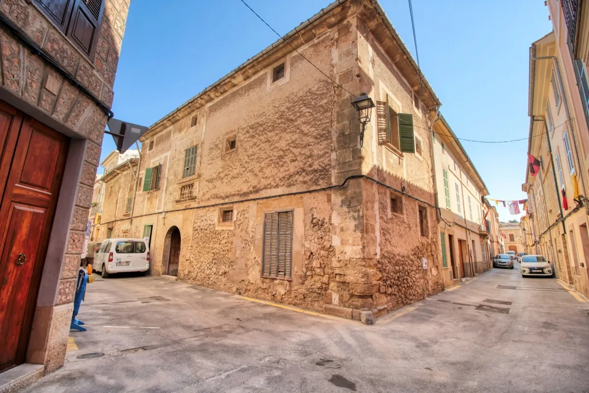 Historic-village-house-in-Pollensa-to-reform