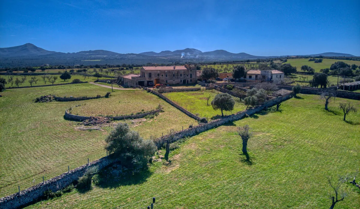Historisches-Herrenhaus-mit-Seeblick-und-Bergen-bei-Son-Serra-Mari