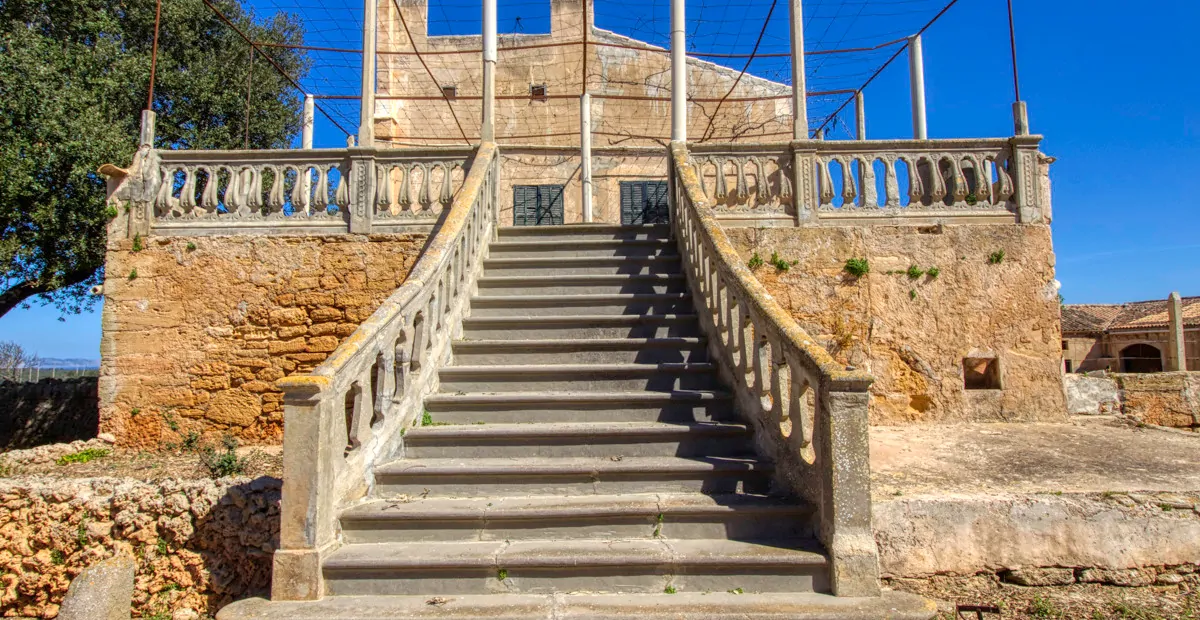 Historisches-Herrenhaus-mit-Seeblick-und-Bergen-bei-Son-Serra-Mari