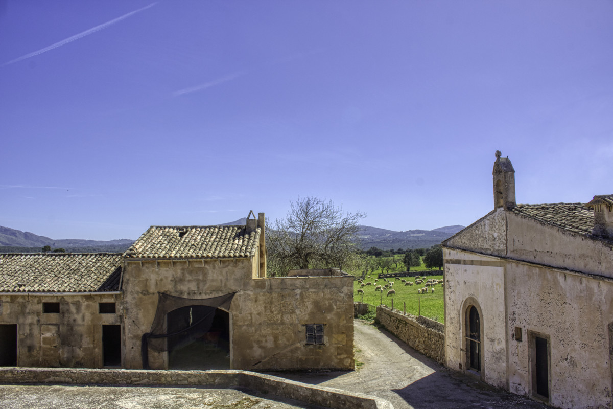 Historisches-Herrenhaus-mit-Seeblick-und-Bergen-bei-Son-Serra-Mari