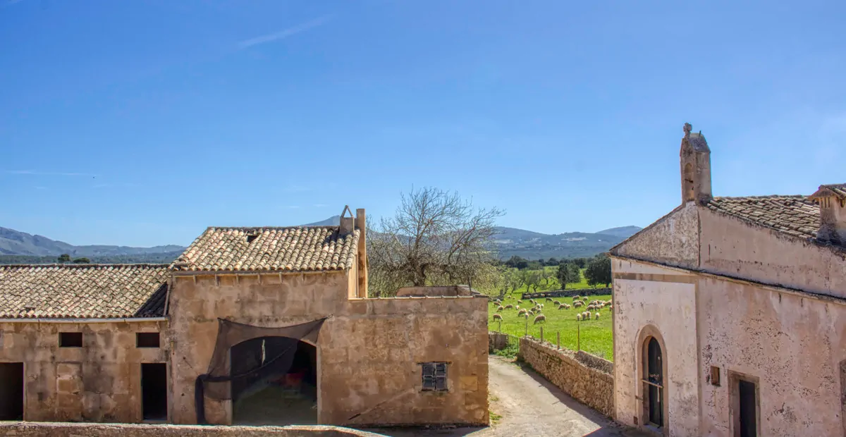 Historisches-Herrenhaus-mit-Seeblick-und-Bergen-bei-Son-Serra-Mari