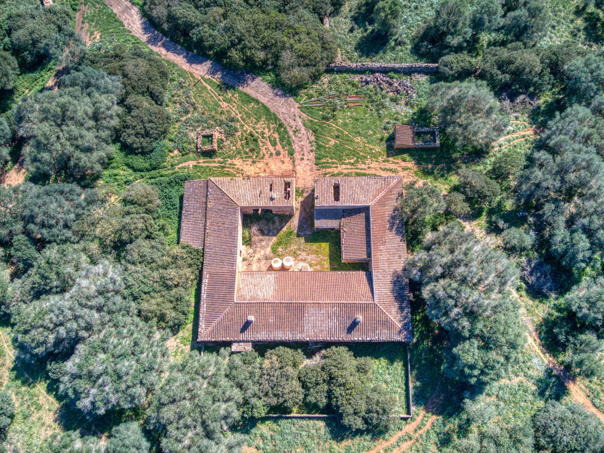 Historisches-Herrenhaus-mit-Seeblick-und-Bergen-bei-Son-Serra-Mari