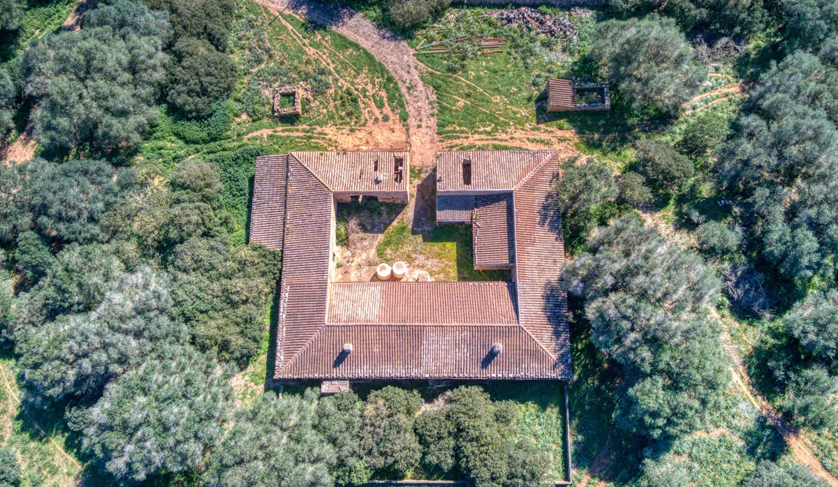 Historisches-Herrenhaus-mit-Seeblick-und-Bergen-bei-Son-Serra-Mari