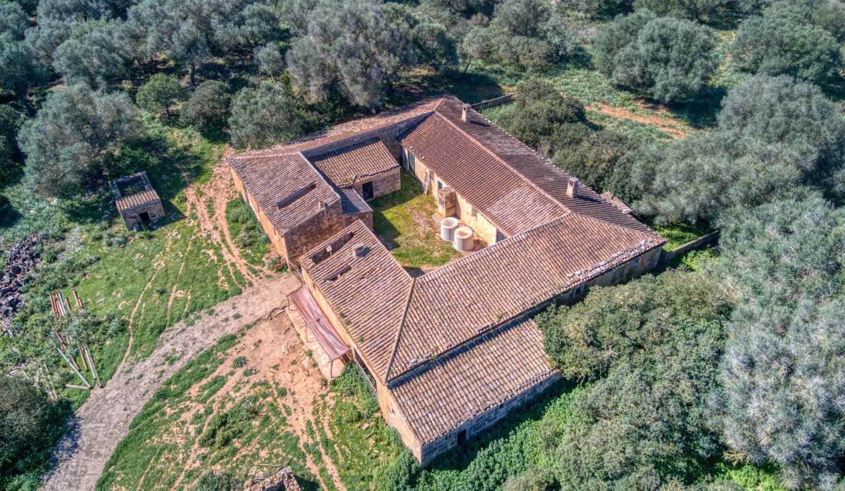 Historisches-Herrenhaus-mit-Seeblick-und-Bergen-bei-Son-Serra-Mari