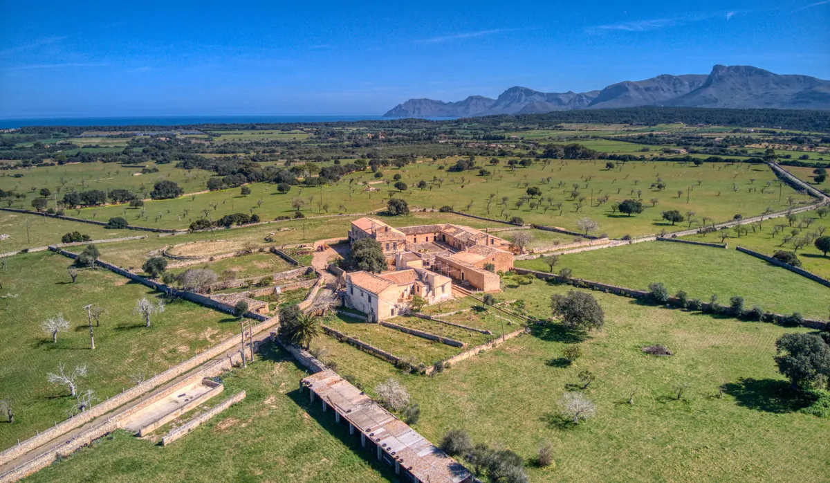 Historisches-Herrenhaus-mit-Seeblick-und-Bergen-bei-Son-Serra-Mari