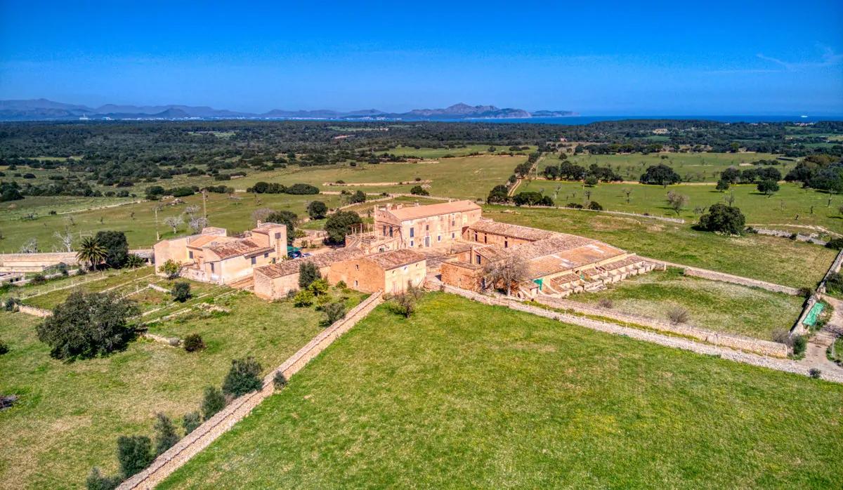 Historisches-Herrenhaus-mit-Seeblick-und-Bergen-bei-Son-Serra-Mari