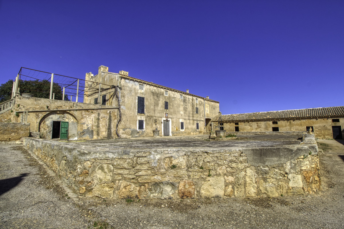 Historisches-Herrenhaus-mit-Seeblick-und-Bergen-bei-Son-Serra-Mari