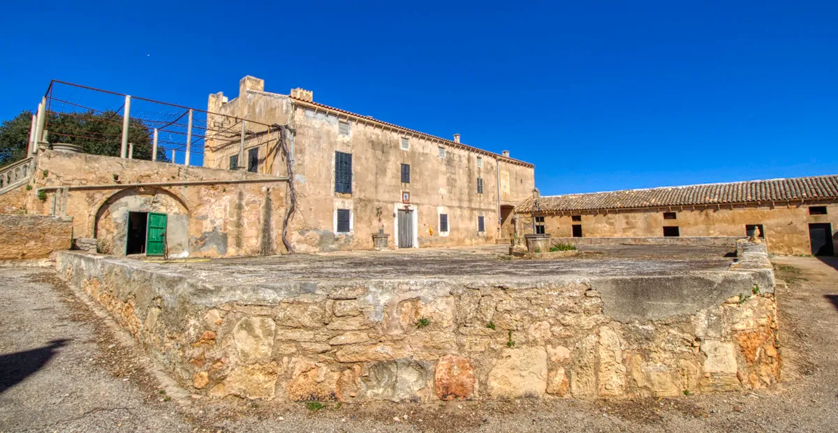 Historisches-Herrenhaus-mit-Seeblick-und-Bergen-bei-Son-Serra-Mari