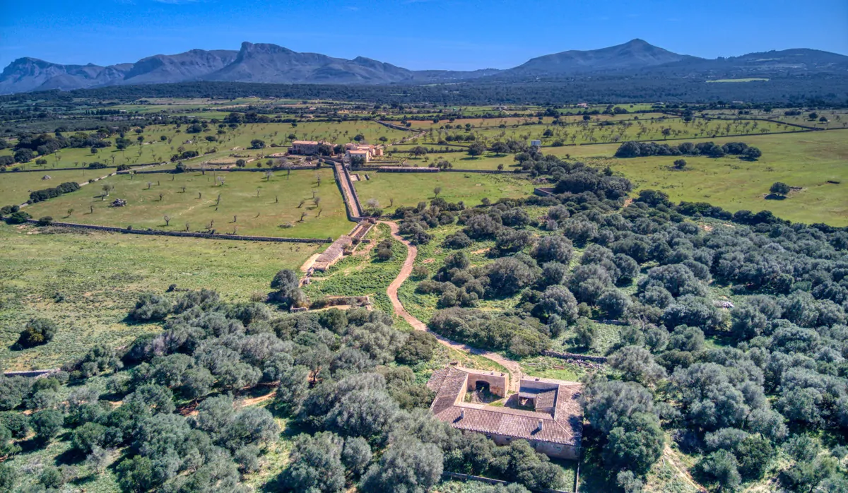 Historisches-Herrenhaus-mit-Seeblick-und-Bergen-bei-Son-Serra-Mari