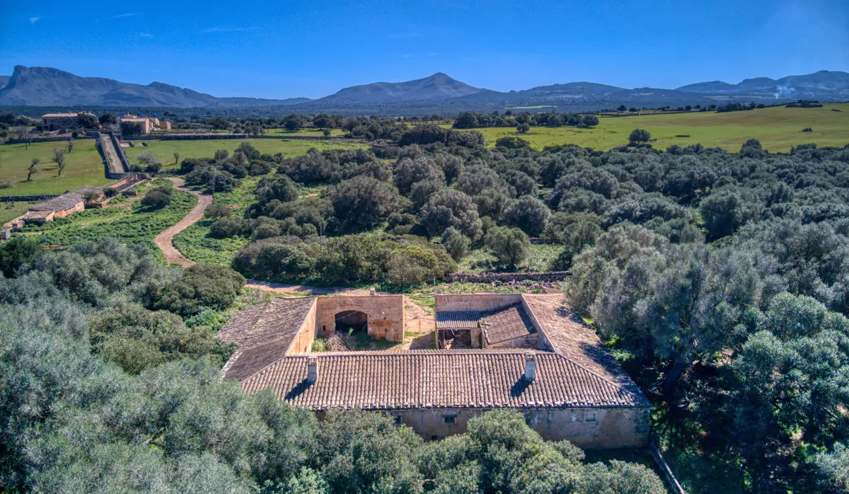 Historisches-Herrenhaus-mit-Seeblick-und-Bergen-bei-Son-Serra-Mari