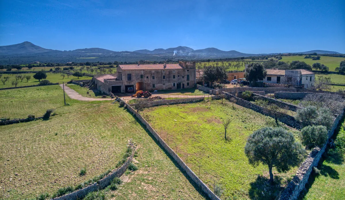 Historisches-Herrenhaus-mit-Seeblick-und-Bergen-bei-Son-Serra-Mari