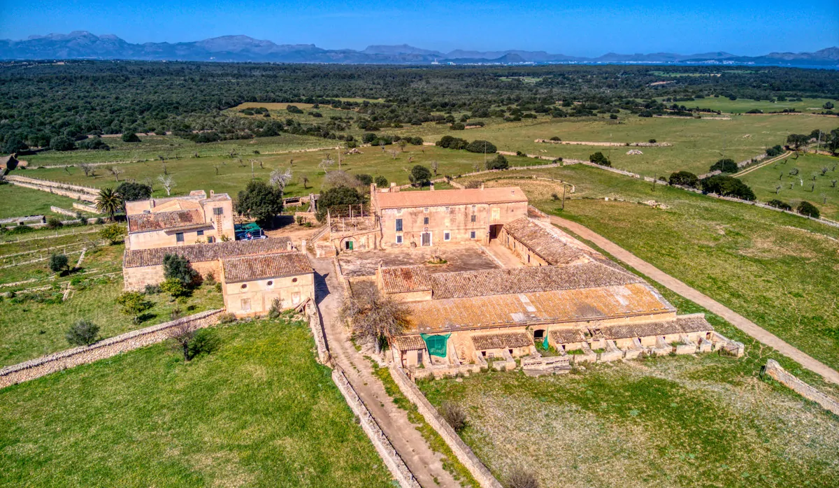 Historisches-Herrenhaus-mit-Seeblick-und-Bergen-bei-Son-Serra-Mari