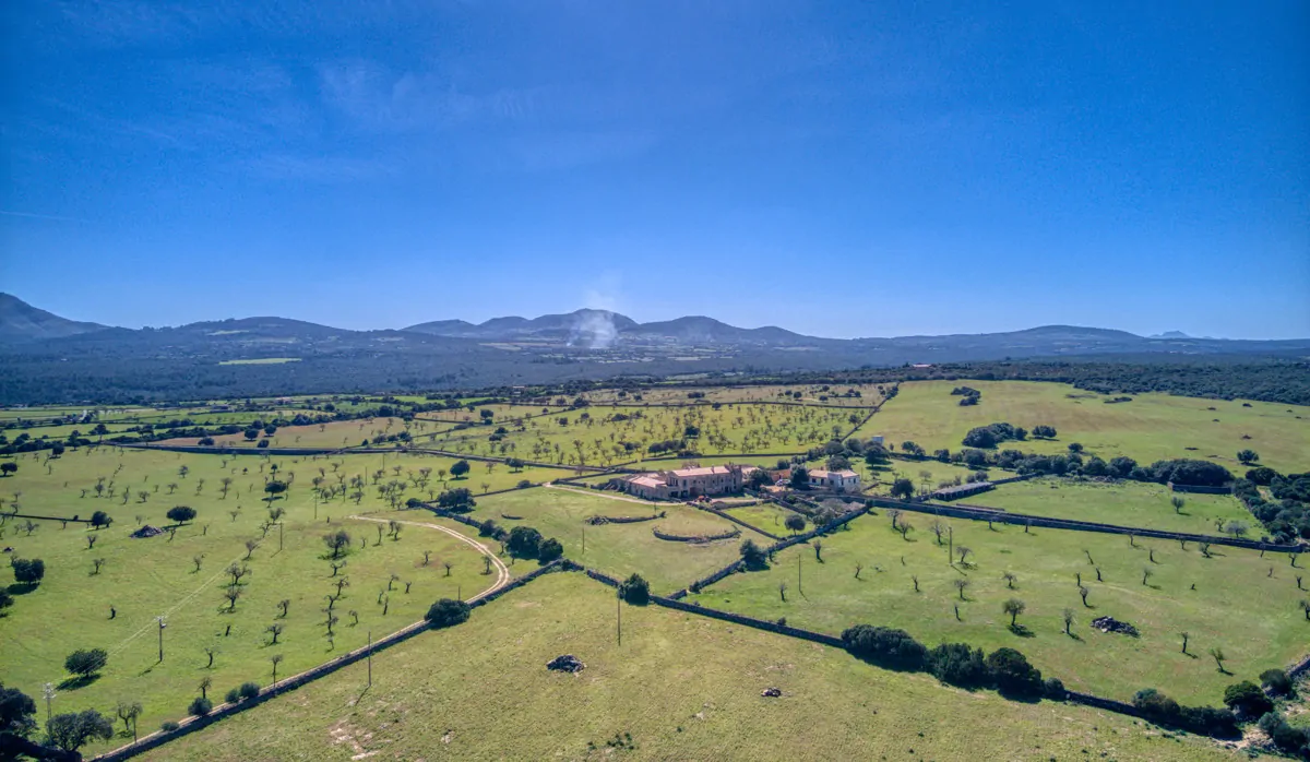 Historisches-Herrenhaus-mit-Seeblick-und-Bergen-bei-Son-Serra-Mari