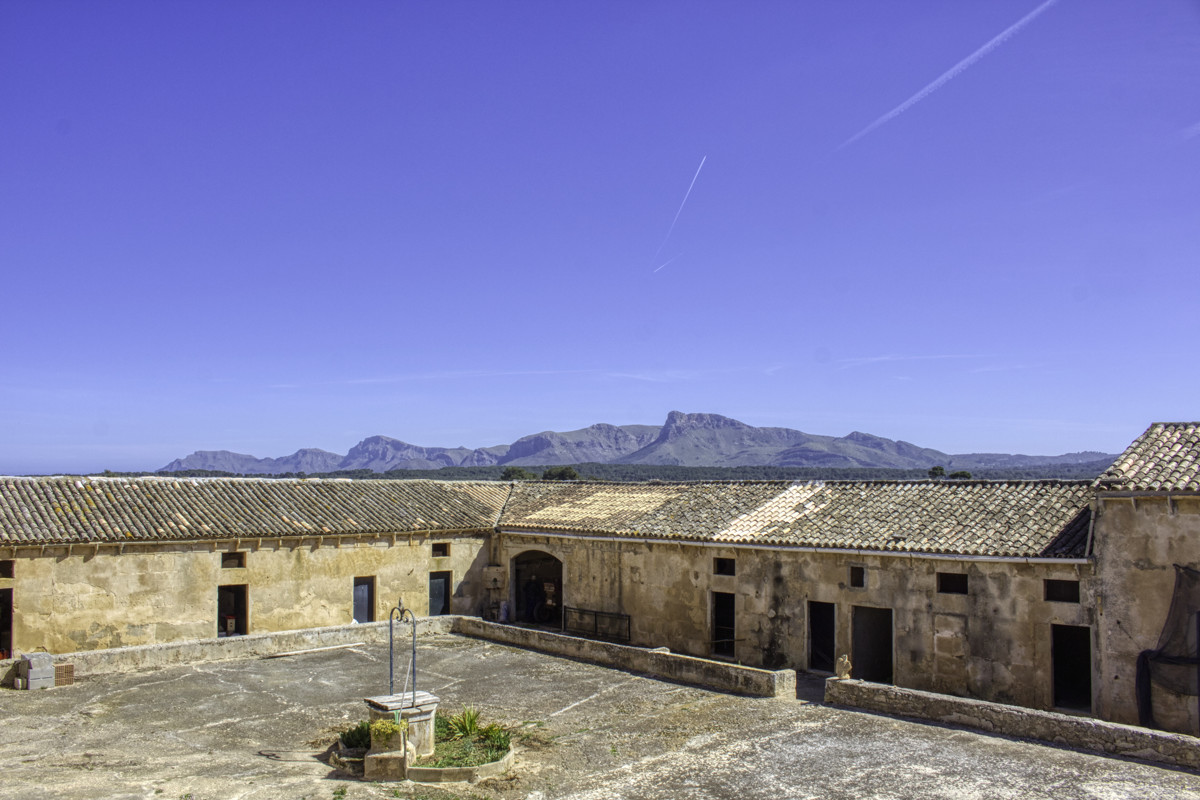 Historisches-Herrenhaus-mit-Seeblick-und-Bergen-bei-Son-Serra-Mari