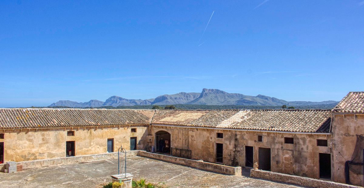 Historisches-Herrenhaus-mit-Seeblick-und-Bergen-bei-Son-Serra-Mari