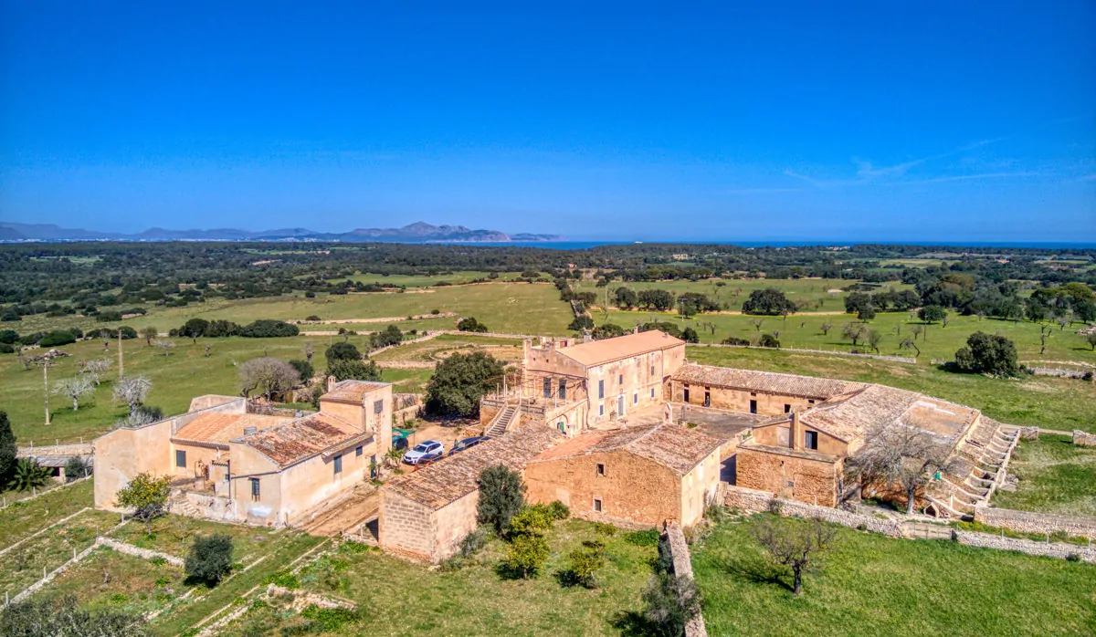 Historisches-Herrenhaus-mit-Seeblick-und-Bergen-bei-Son-Serra-Mari