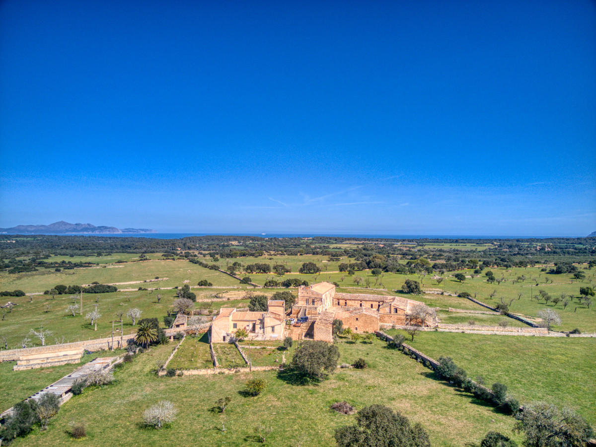 Historisches-Herrenhaus-mit-Seeblick-und-Bergen-bei-Son-Serra-Mari