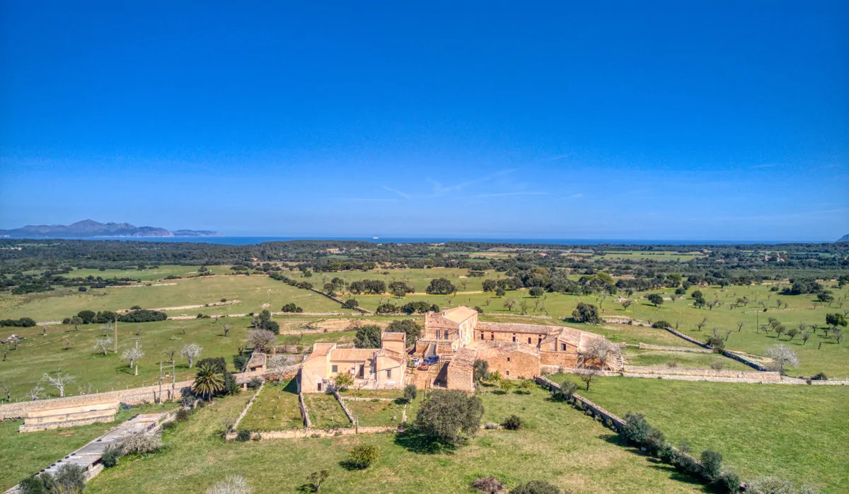 Historisches-Herrenhaus-mit-Seeblick-und-Bergen-bei-Son-Serra-Mari