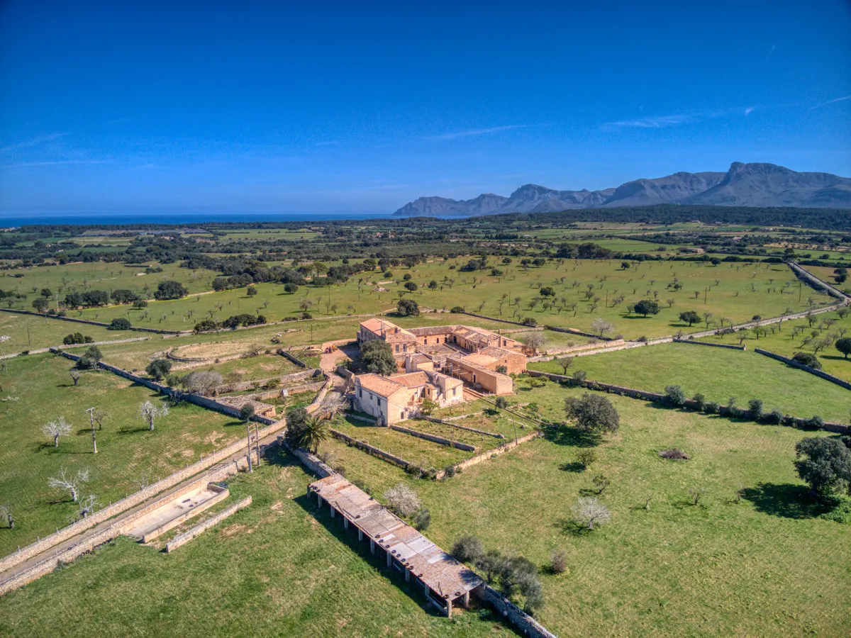 Historic-mansion-with-sea-views-and-mountains-near-Son-Serra-Mari