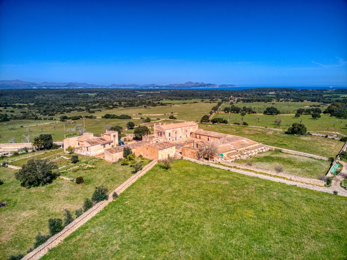 Historic-mansion-with-sea-views-and-mountains-near-Son-Serra-Mari