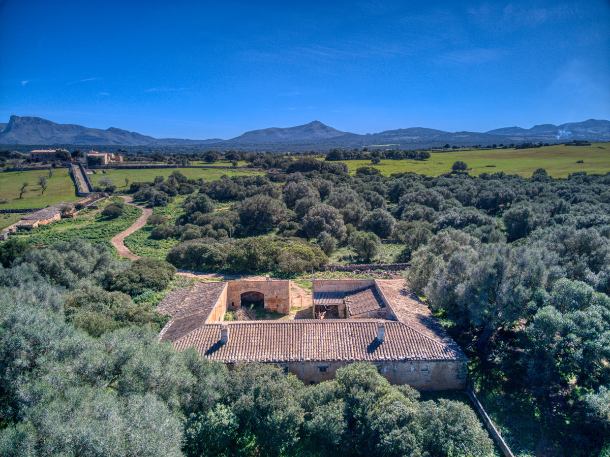 Historic-mansion-with-sea-views-and-mountains-near-Son-Serra-Mari