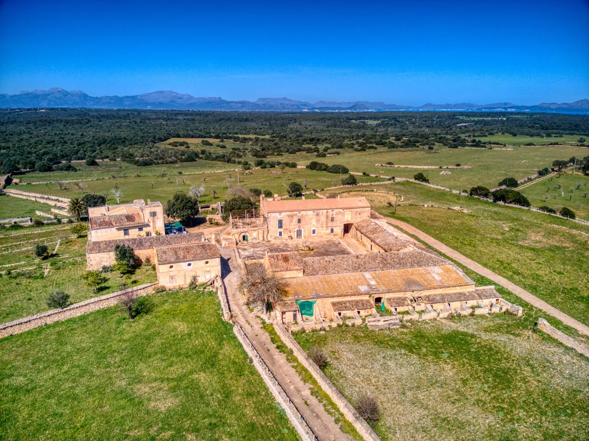 Historic-mansion-with-sea-views-and-mountains-near-Son-Serra-Mari