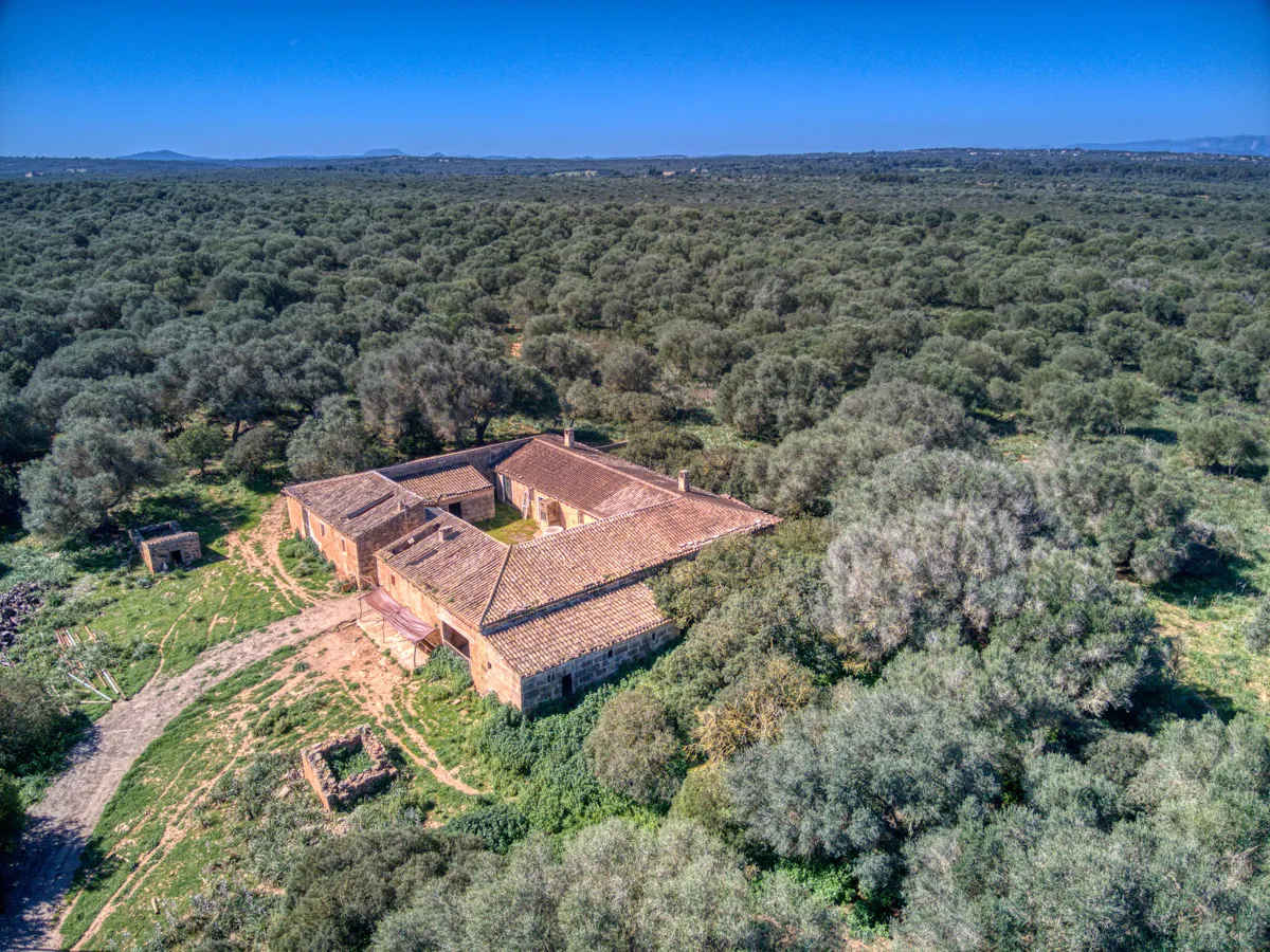 Historic-mansion-with-sea-views-and-mountains-near-Son-Serra-Mari