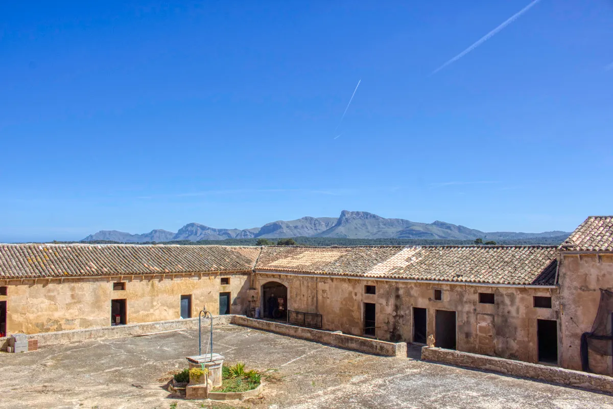 Historic-mansion-with-sea-views-and-mountains-near-Son-Serra-Mari