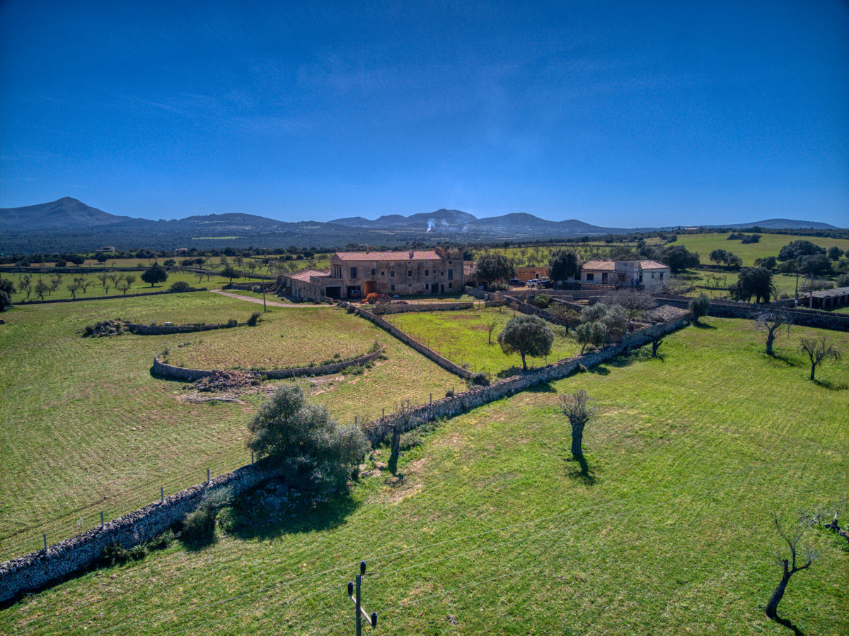 Histórica-mansión-con-vistas-al-mar-y-montañas-cerca-de-Son-Serra-Mari